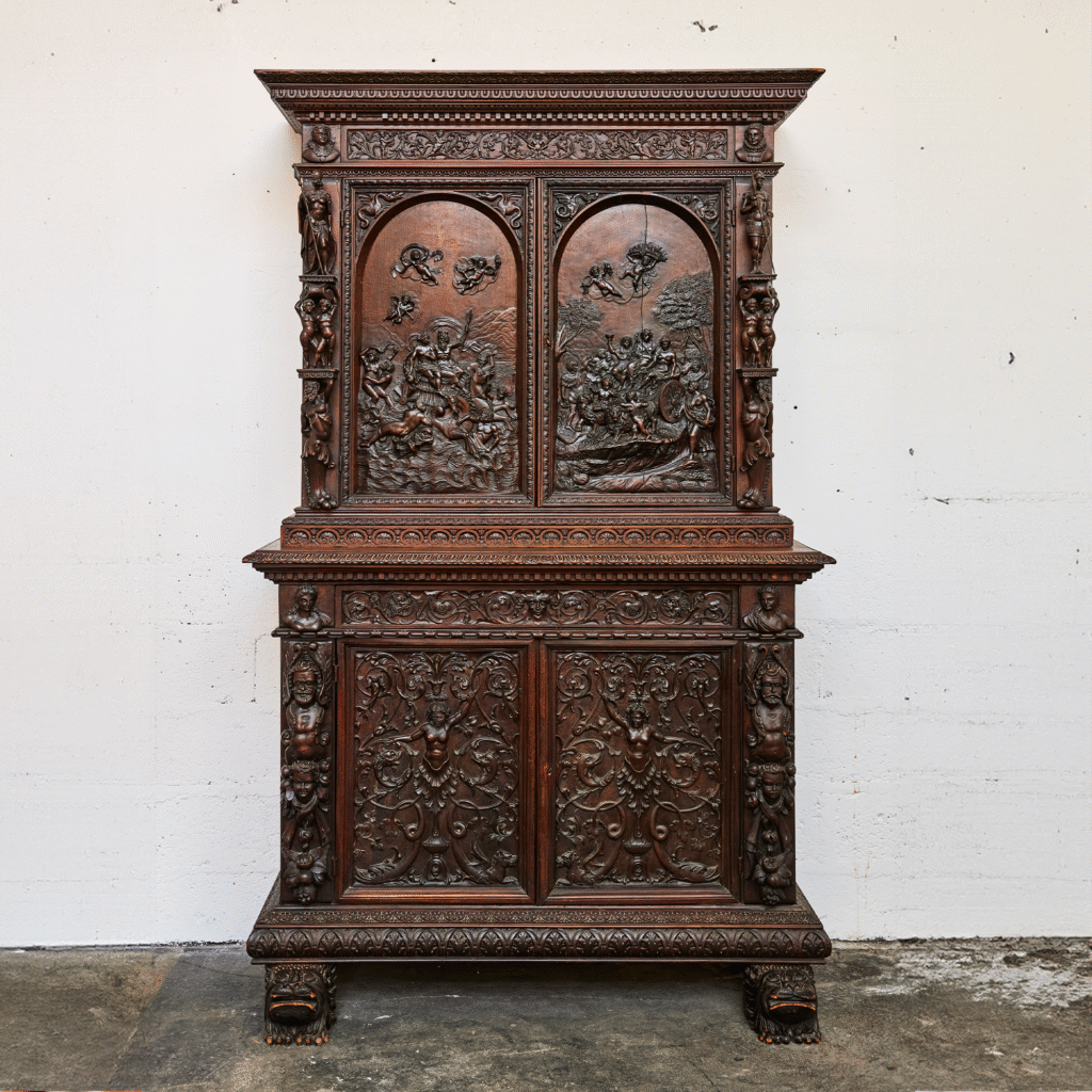 Armoire à deux corps en noyer sculpté de soldats et de rois, XVIIe-XIXe siècle