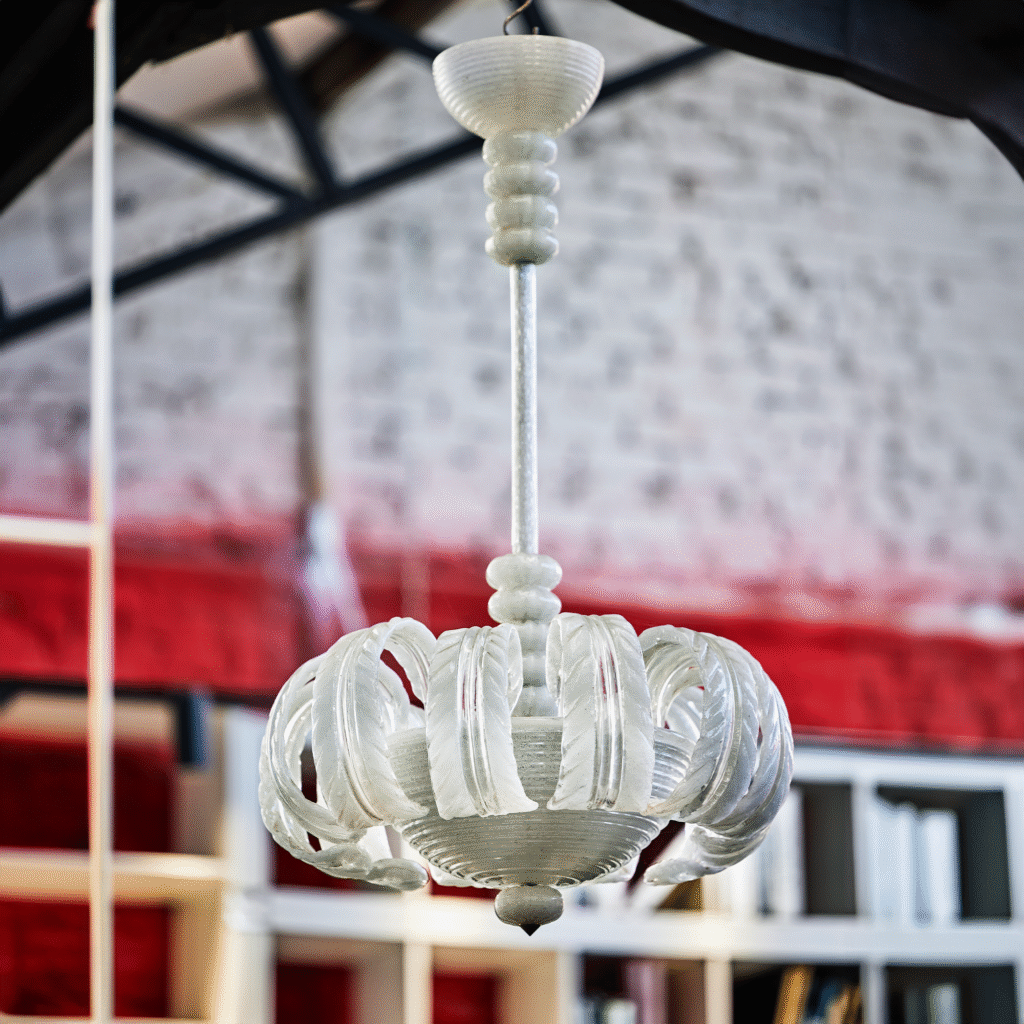 Floral pendant light in lattimo and pulegoso glass, Tomaso Buzzi (1900-1981) for Venini, circa 1935