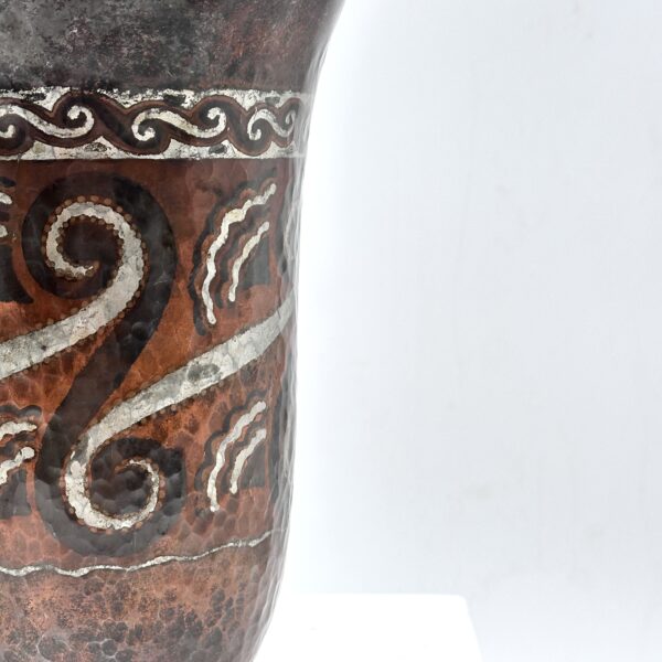 Objet en dinanderie à décor de rinceaux, Vladimir Karpoff, vers 1938, vue 3
