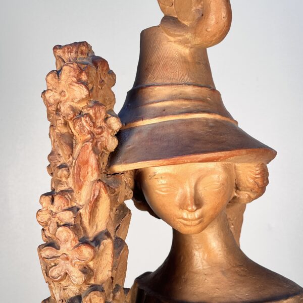 Grande sculpture en terre cuite « Femme au chapeau », Colette Gueden (1905-2000), vers 1940, vue 2