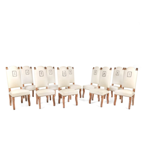Félix Davin suite dix chaises haut dossier chêne cérusé broderie cuir motifs floraux vers 1940 5️⃣ Titre de l’image Félix Davin – suite de dix chaises, vers 1940Félix Davin suite dix chaises haut dossier chêne cérusé broderie cuir motifs floraux vers 1940