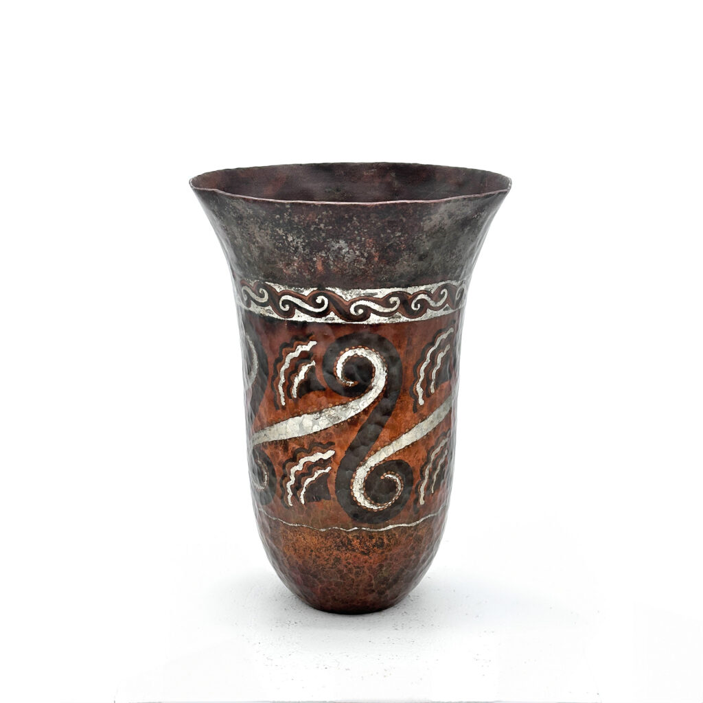 Objet en dinanderie à décor de rinceaux, Vladimir Karpoff, vers 1938