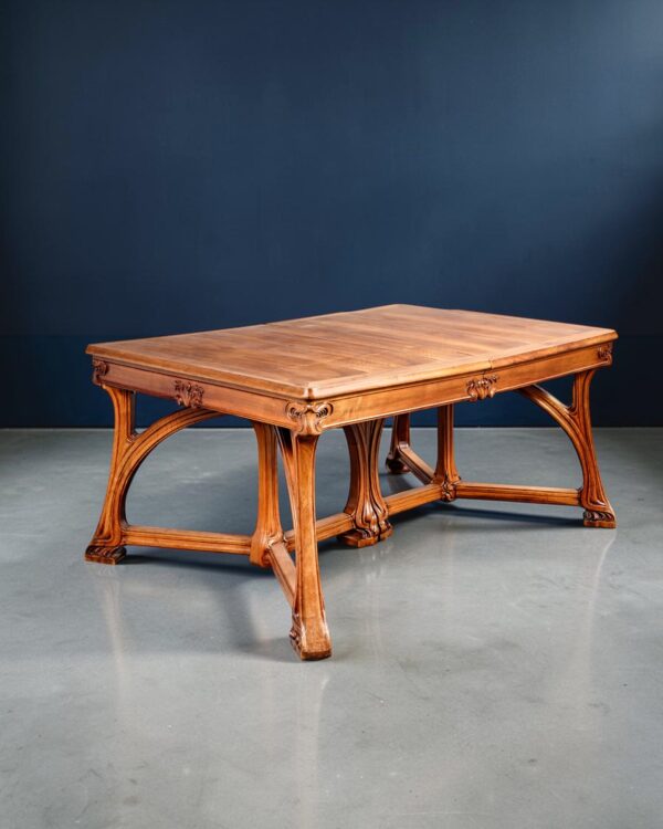 Table de salle à manger en noyer sculpté, vers 1900
