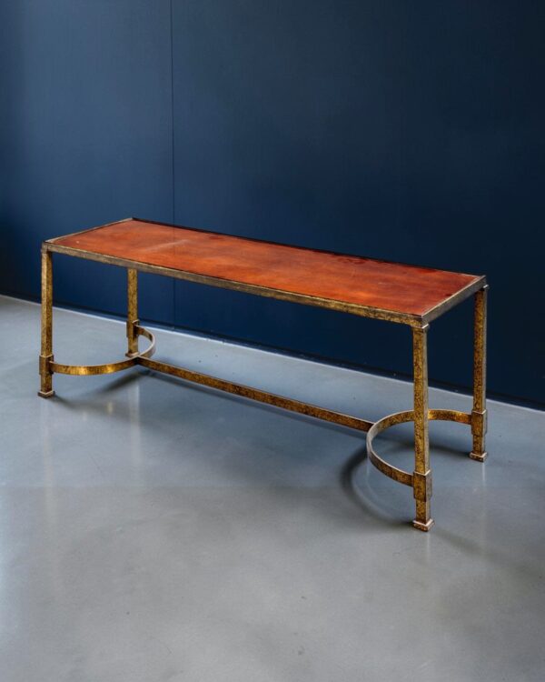 Table basse néo-classique en laiton et laque rouge