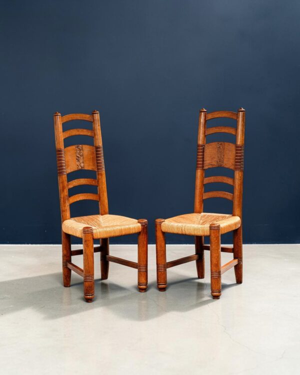 Paire de chaises à haut dossier en chêne sculpté, travail français, années 1940-1960