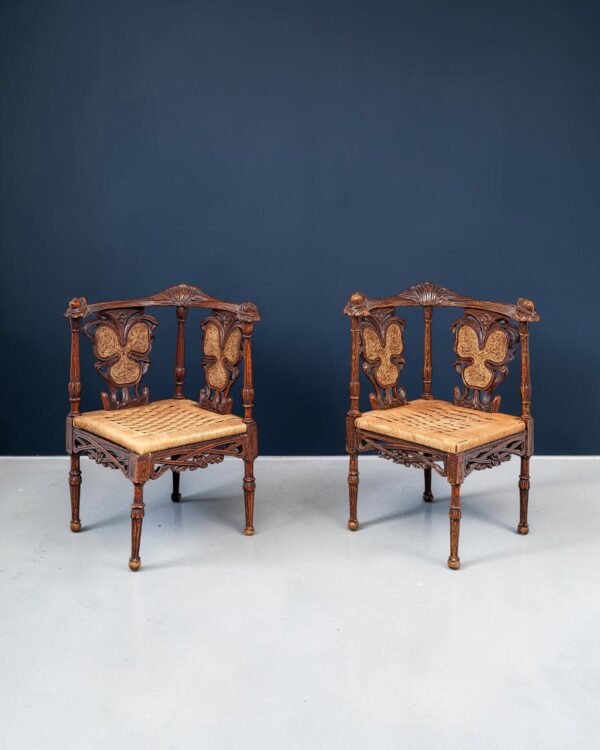 Paire de fauteuils sculptés à têtes de femme