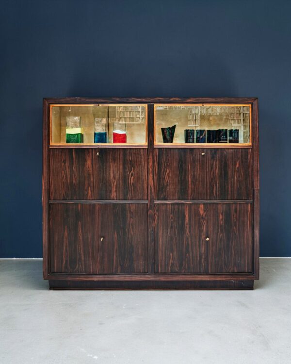 Meuble vitrine en bois précieux et bronze doré, vers 1940