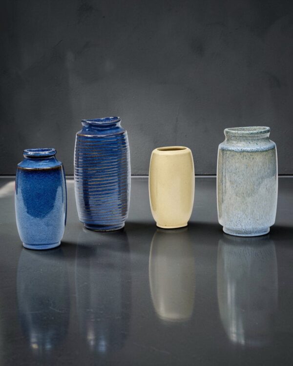 Suite de quatre vases en céramique bleue et crème, vers 1945