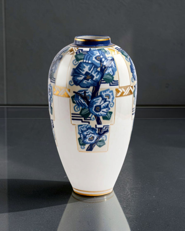 Vase ovoïde en porcelaine bleu et or, Sèvres, décor de Mlle Né