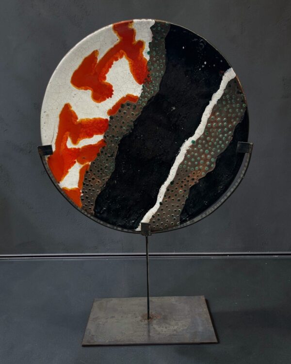 Plat creux en céramique émaillée à décor de pois, vers 1930