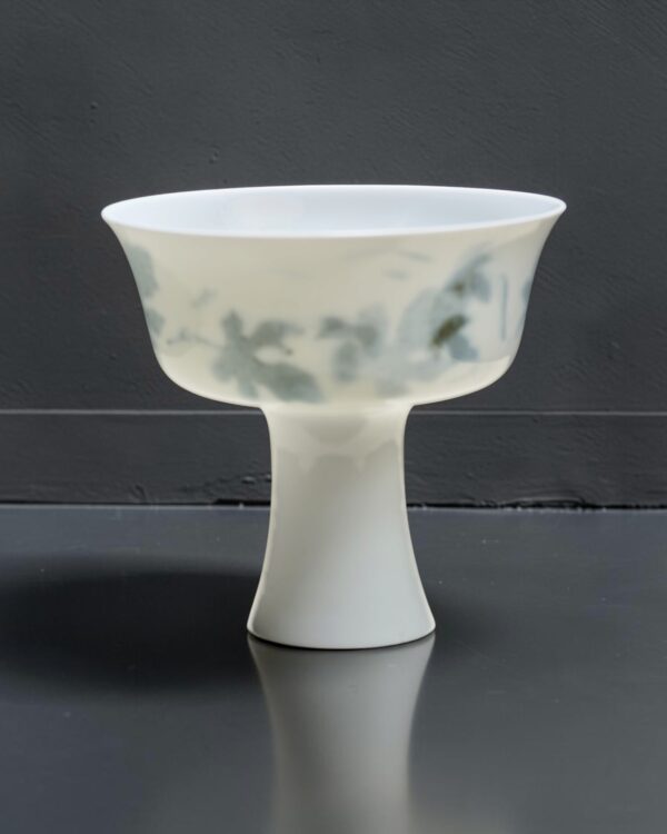Coupe évasée en porcelaine à frise florale pour Sèvres, vers 1970