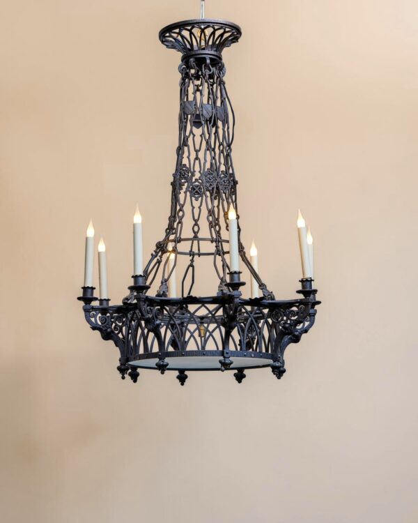 Lustre de style gothique en fer forgé à 8 lumières, vers 1925