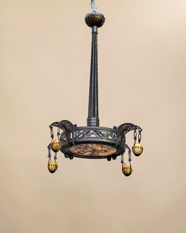 Suspension en fer forgé et verre marmoréen, attribuée à Henri Fournet et Schneider, vers 1925