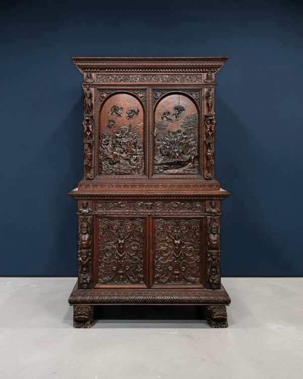 Armoire à deux corps en noyer sculpté de soldats et de rois, XVIIe-XIXe siècle