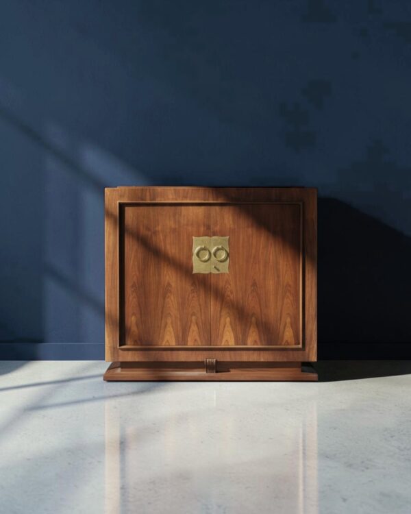 Cabinet à deux vantaux à cartouche en parchemin