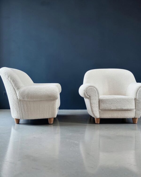 Paire de fauteuils à dossiers galbés dans le goût d&rsquo;André Groult, travail français, vers 1935