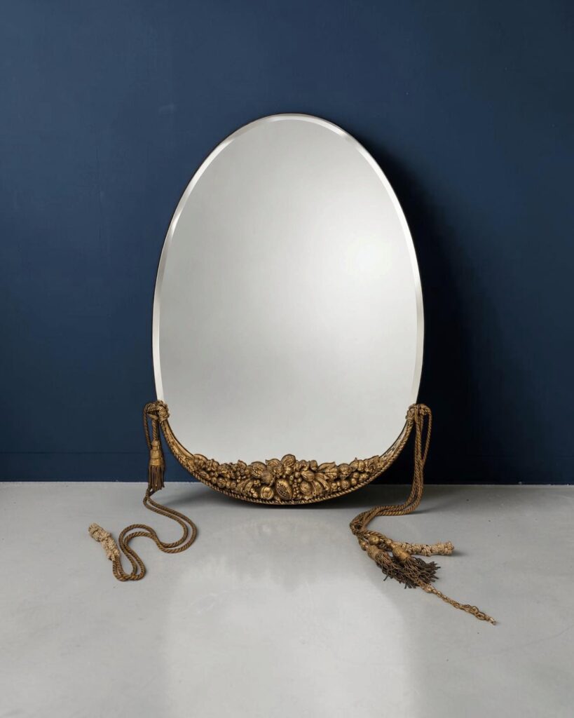 Miroir ovale en bois doré sculpté, attribué à Paul Follot (1877-1941), vers 1925