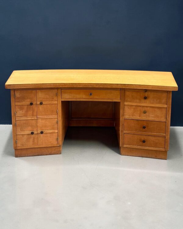 Bureau aux lignes courbes en placage de bois clair, vers 1940