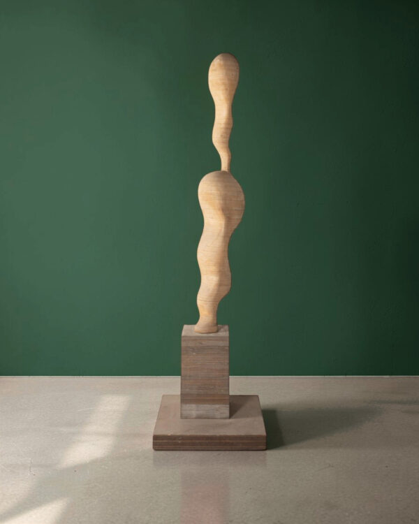 Sculpture abstraite en disques de bois empilés sur base en bois, vers 1970