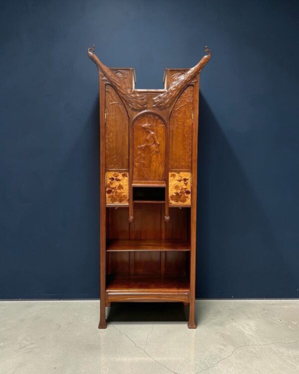 Cabinet sculpté en noyer, 1903