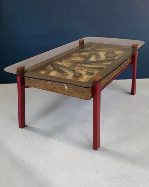 Table basse en pierre fossilifère à orthocères, bois patiné et laqué rouge, 2020