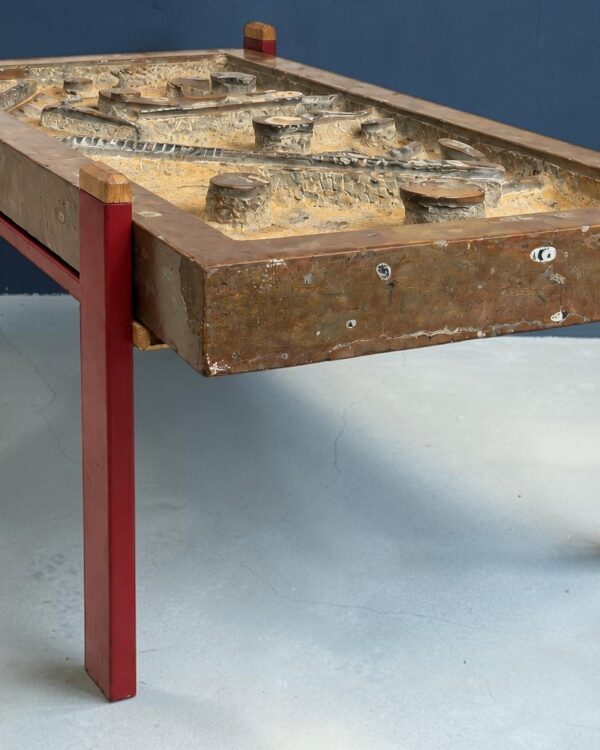 Table basse en pierre fossilifère à orthocères, bois patiné et laqué rouge, 2020, vue 4