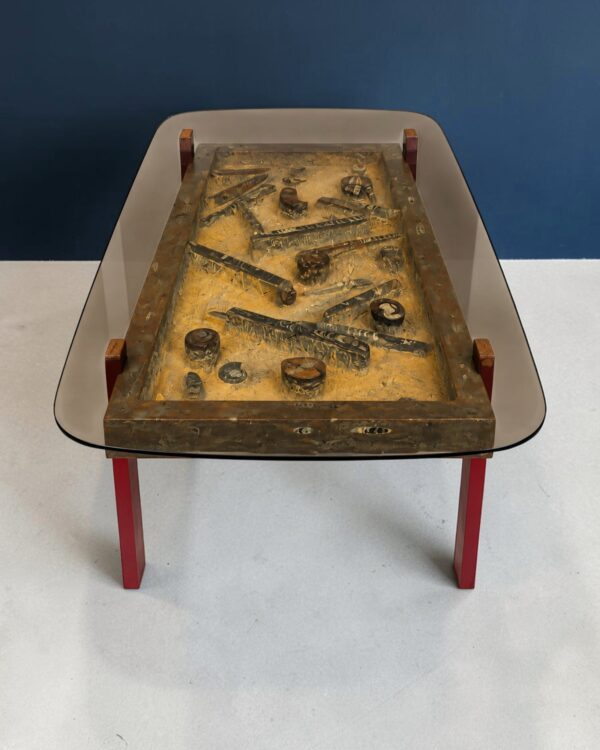 Table basse en pierre fossilifère à orthocères, bois patiné et laqué rouge, 2020