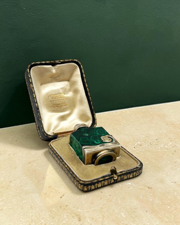 Flacon en malachite et argent, vers 1900
