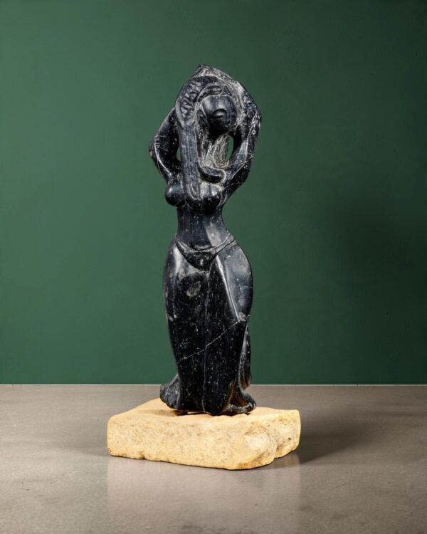 « Femme stylisée » en marbre fossile noir, vers 1955