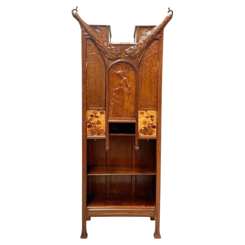 Cabinet sculpté en noyer, Henry Parayre (1879-1970), 1903
