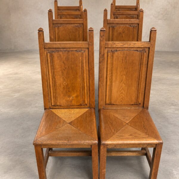 Suite de huit chaises brutalistes en bois massif, travail français, vers 1950, vue 2