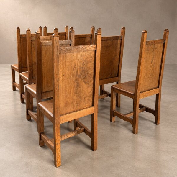Suite de huit chaises brutalistes en bois massif, travail français, vers 1950, vue 3