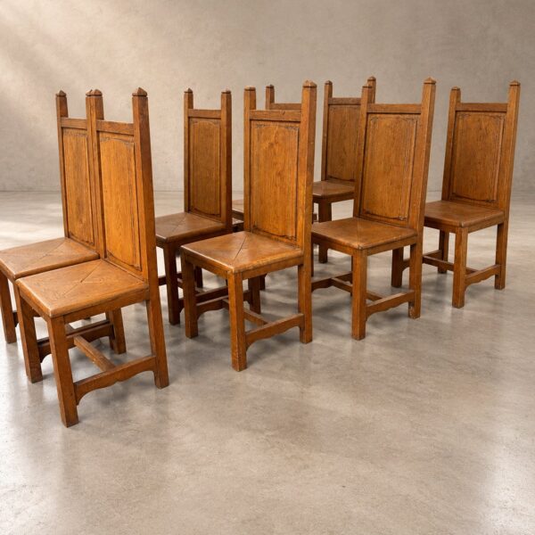 Suite de huit chaises brutalistes en bois massif, travail français, vers 1950, vue 4
