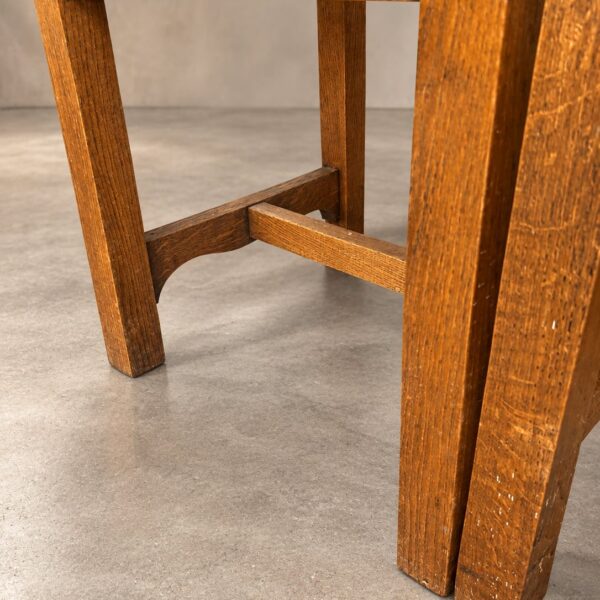 Suite de huit chaises brutalistes en bois massif, travail français, vers 1950, vue 6