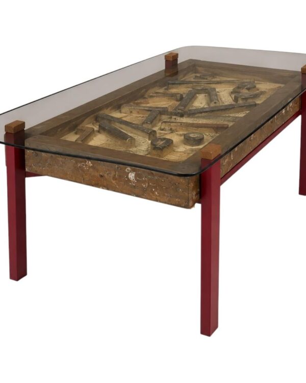 Table basse en pierre fossilifère à orthocères, bois patiné et laqué rouge, 2020